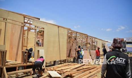 Pekerja menyelesaikan pembangunan Integrated Community Shelter atau hunian sementara untuk korban gempa bumi di Desa Gondang, Kecamatan Gangga, Tanjung, Lombok Utara, NTB, Selasa (4/9).