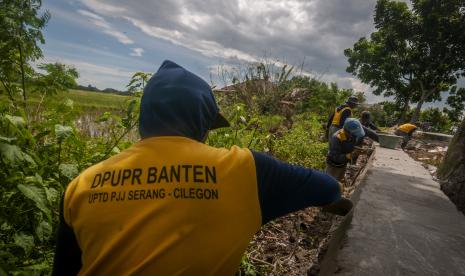 Pekerja menyelesaikan pembangunan irigasi di Pontang, Kabupaten, Serang, Banten, Sabtu (29/10/2022). Direktorat Jenderal Cipta Karya Kementerian Pekerjaan Umum dan Perumahan Rakyat (PUPR) mengalokasikan anggaran program padat karya pada tahun ini sebesar Rp 2,1 triliun.