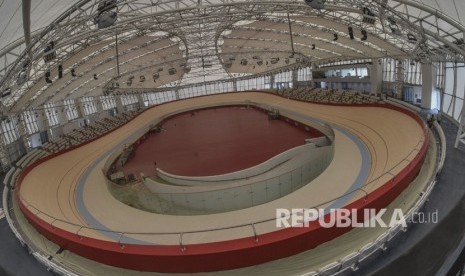 Pekerja menyelesaikan pembangunan Jakarta International Velodrome Rawamangun di Jakarta, Rabu (16/5).