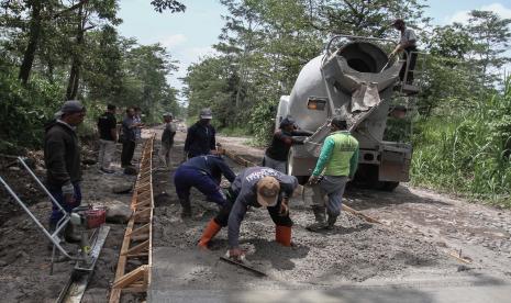 Pekerja menyelesaikan pembangunan jalan (ilustrasi).