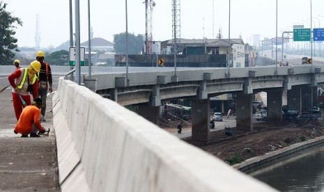 Pekerja menyelesaikan pembangunan Jalan Tol Bekasi Cawang Kampung Melayu (Becakayu), di kawasan Jakasampurna, Bekasi, Jawa Barat, Kamis (2/11).