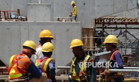  Pekerja menyelesaikan pembangunan Jalur MRT di Jakarta, Selasa (20\12).