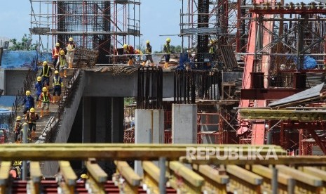  Pekerja menyelesaikan pembangunan Jalur MRT di Jakarta, Selasa (20\12). 