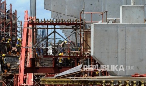  Pekerja menyelesaikan pembangunan Jalur MRT di Jakarta, Selasa (20\12). 