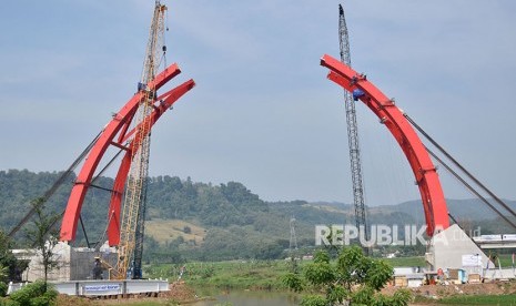 Pekerja menyelesaikan pembangunan Jembatan Kali Kuto di ruas Tol Batang-Semarang di Sambongsari, Weleri, Kabupaten Kendal, Jawa Tengah, Sabtu (2/6). 