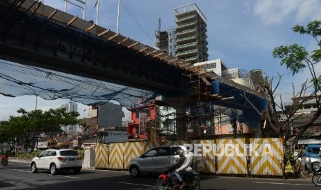 Pekerja menyelesaikan pembangunan jembatan penyeberangan orang (JPO) di kawasan Margonda, Depok, Jawa Barat, Rabu (14/12).