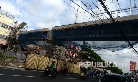 Pekerja menyelesaikan pembangunan jembatan penyeberangan orang (JPO) di kawasan Margonda, Depok, Jawa Barat, Rabu (14/12).