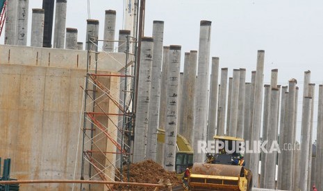 Pekerja menyelesaikan pembangunan jembatan tol Cinere - Cengkareng sesi Kunciran- Cengkareng dikawasan Pinang, Tangerang, Banten, Rabu (23/5). 