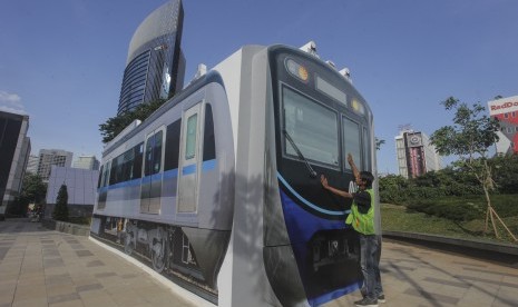 Pekerja menyelesaikan pembangunan mini information center atau pusat layanan informasi Mass Rapid Transit (MRT) di Stasiun MRT Dukuh Atas, Jakarta, Jumat (4/1/2019). 