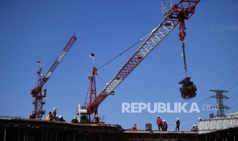 Pekerja menyelesaikan pembangunan Pasar Senen Jaya di Jakarta, Senin (16/8). Rebound ekonomi negara-negara berkembang Asia tahun ini dapat terhambat oleh penyebaran cepat varian virus corona Delta.