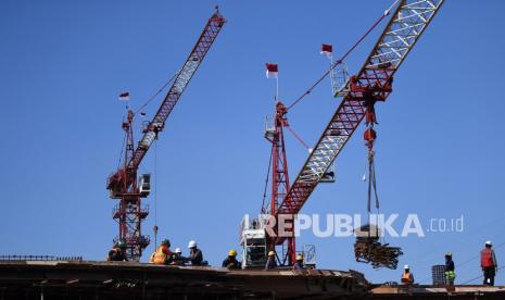 Pekerja menyelesaikan pembangunan Pasar Senen Jaya di Jakarta, Senin (16/8/2021).  Pemerintah mengaku optimistis pendapatan per kapita Indonesia pada 25 tahun mendatang bisa meningkat lima kali lipat.