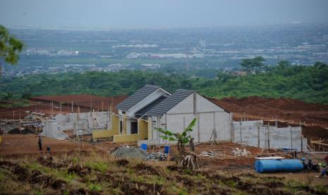 Pekerja menyelesaikan pembangunan perumahan di Cilengkrang, Bandung, Jawa Barat, Sabtu (20/2/2021). Bank Indonesia mengeluarkan kebijakan baru terkait pelonggaran uang muka untuk Kredit Kepemilikan Rumah (KPR) 100 persen yang akan berlaku pada satu Maret hingga 31 Desember 2021 guna mendorong pertumbuhan kredit di sektor properti, serta pemulihan ekonomi tahun 2021. 