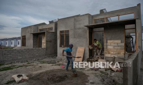 Pekerja menyelesaikan pembangunan perumahan di Desa Tinggede, Sigi, Sulawesi Tengah, Kamis (24/2/2022). Kementerian PUPR menyebutkan secara nasional terdapat kekurangan (backlog) kepemilikan perumahan hingga 11 juta dan backlog keterhunian 7,6 juta yang 93 persennya merupakan Masyarakat Berpenghasilan Rendah (MBR) informal. 