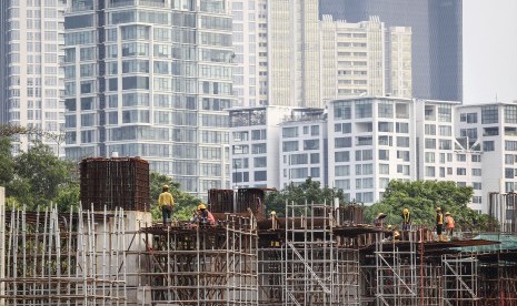 Pekerja menyelesaikan pembangunan proyek Light Rail Transit (LRT) Jakarta-Bogor-Depok-Bekasi (Jabodebek) di kawasan Jalan H.R. Rasuna Said, Jakarta, Kamis (1/11/2018). 