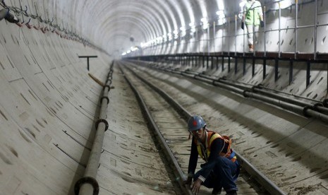 Pekerja menyelesaikan pembangunan proyek Mass Rapid Transit (MRT) tahap I. Pembangunan Tahap II rencana dimulai pada 2018