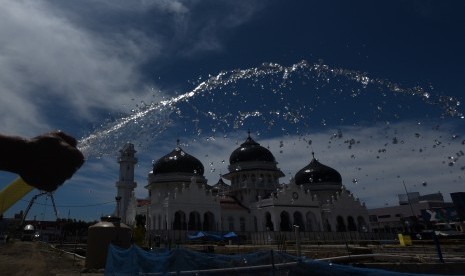 Pekerja menyelesaikan pembangunan proyek perluasan Masjid Raya Baiturrahman di Banda Aceh, Aceh, Kamis (14/4). 