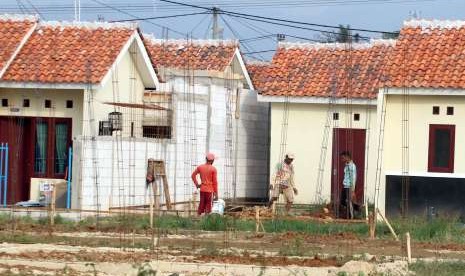 Pekerja menyelesaikan pembangunan proyek rumah bersubsidi di kawasan Citeureup, Kabupaten Bogor, Jawa Barat. ilustrasi