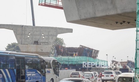 Pekerja menyelesaikan pembangunan proyek simpang susun Sentul di Bogor, Jawa Barat, Jumat (20/12/2019).