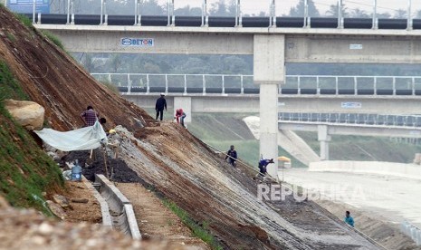 Pekerja menyelesaikan pembangunan proyek Tol Bogor, Ciawi, Sukabumi (Bocimi) di kawasan Cigombong, Kabupaten Bogor, Jawa Barat, Jumat (29/6). 