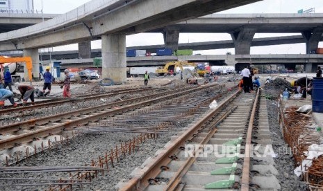 Pekerja menyelesaikan pembangunan rel kereta api khusus petik emas di Tanjung Priuk, Jakarta Utara, Jumat (22/1).  (Republika/Agung Supriyanto)