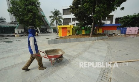 Pekerja menyelesaikan pembangunan revitalisasi Taman Ismail Marzuki, Jakarta, Kamis (19/10).