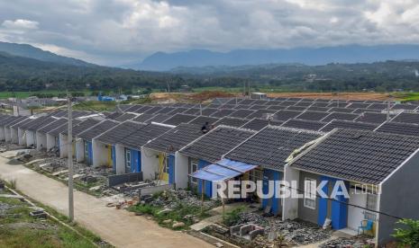 Pekerja menyelesaikan pembangunan rumah bersubsidi di Bogor, Jawa Barat (ilustrasi). Kementerian PUPR menyatakan penyaluran bantuan prasarana, sarana, dan utilitas (PSU) akan tetap digalakkan ke berbagai daerah.