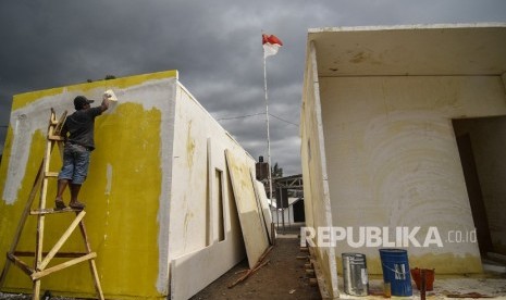 Workers build houses for quake victims in Kekait, Gunungsari, West Lombok, West Nusa Tenggara, Sunday (Oct 21).