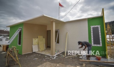 Pekerja menyelesaikan pembangunan rumah Kuat Aman Cepat (Kumac) di Desa Kekait, Kecamatan Gunungsari, Lombok Barat, NTB, Ahad (21/10/2018).