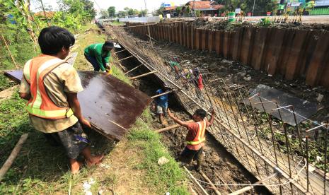 Pekerja menyelesaikan pembangunan saluran irigasi di desa Lohbener, Kecamatan Lohbener, Indramayu, Jawa Barat, Selasa (13/9/2022). Kementerian Pekerjaan Umum dan Perumahan Rakyat memproyeksikan program Padat Karya Tunai (PKT) periode 2020-2022 menyerap 2,888 juta tenaga kerja guna mempercepat pemulihan ekonomi sekaligus daya beli masyarakat. 