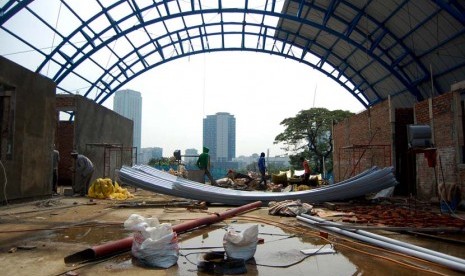 Pekerja menyelesaikan pembangunan Stasiun Palmerah, Jakarta Selatan, Selasa (17/6). 