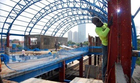 Pekerja menyelesaikan pembangunan Stasiun Palmerah, Jakarta Selatan, Selasa (17/6). 