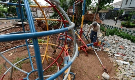 Pekerja menyelesaikan pembangunan taman ramah anak di kawasan Tanah Abang, Jakarta Pusat, Kamis (3/11).