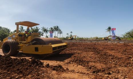 Pekerja menyelesaikan pembangunan tol Serang-Panimbang seksi 3 saat Ground Breaking di Panimbang, Pandeglang, Banten, Senin (8/8/2022). Pemerintah menargetkan pembangunan tol Serang-Panimbang seksi 3 sepanjang 33 kilometer dapat dioperasikan pada tahun 2024. 