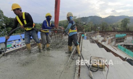 Pekerja menyelesaikan pembangunan Tribun Istora Papua di Kampung Harapan, Sentani, Kabupaten Jayapura, Papua, Kamis (27/6/2019). Pemprov Papua mulai membangun berbagai venue olah raga rangka pelaksanaan PON 2020 di Papua. 