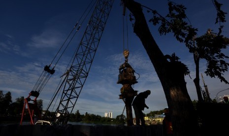 Pekerja menyelesaikan pembangunan turap Danau Sunter di Jakarta, Selasa (12/4).  (Antara/Wahyu Putro A)