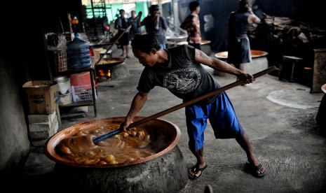 Pekerja menyelesaikan pembuatan dodol betawi di Rumah Produksi Dodol Betawi Sari Rasa Ibu Yuyun, Jalan Damai Baru, Pasar Minggu, Jakarta, Selasa (18/4/2022).