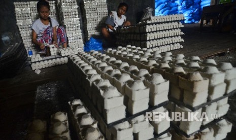 Pekerja menyelesaikan pembuatan garam di Kampung Cisayong, Kabupaten Tasikmalaya, Jawa Barat, Kamis (27/7). 