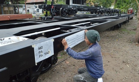 Pekerja menyelesaikan pembuatan gerbong datar di pabrik PT Industri Kereta Api (Inka) Madiun, Jawa Timur. ilustrasi