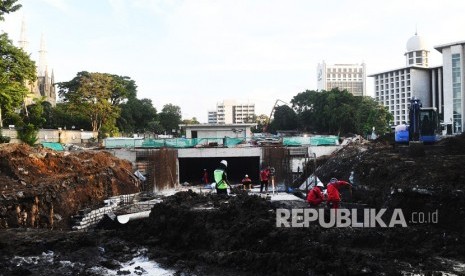 Pekerja menyelesaikan pembuatan jalur menuju terowongan yang rencananya akan menghubungkan Masjid Istiqlal dengan Gereja Katedral di Jakarta, Sabtu (22/2/2020).