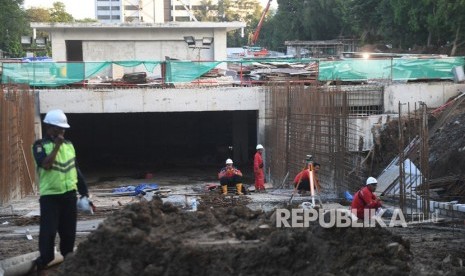  Terowongan Masjid Istiqlal Dibangun, Ini Harapan Ketua MUI. Foto: Pekerja menyelesaikan pembuatan jalur menuju terowongan yang rencananya akan menghubungkan Masjid Istiqlal dengan Gereja Katedral di Jakarta, Sabtu (22/2/2020).