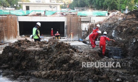  Harapan Ketua PBNU Atas Terowongan Masjid Istiqlal-Katedral. Foto: Pekerja menyelesaikan pembuatan jalur menuju terowongan yang rencananya akan menghubungkan Masjid Istiqlal dengan Gereja Katedral di Jakarta, Sabtu (22/2/2020).