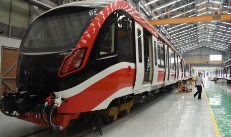 Pekerja menyelesaikan pembuatan kereta Light Rail Transit (LRT) di PT Industri Kereta Api (Inka) Madiun, Jawa Timur, Rabu (10/4/2019).