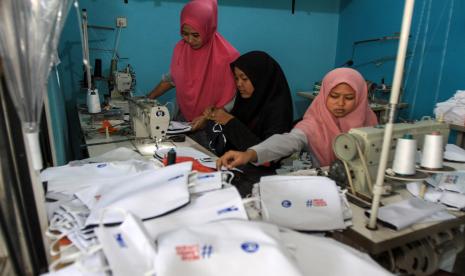 Siswa SMK memproduksi masker untuk dibagikan guna mengurangi penyebaran virus corona. Ilustrasi.