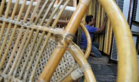 Pekerja menyelesaikan pembuatan mebel rotan tahap akhir di salah satu pusat usaha penjualan mebel rotan di Jakarta, Senin (11/8). 