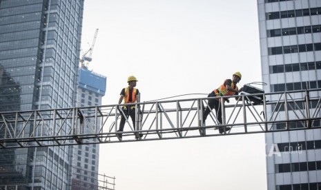 Pekerja menyelesaikan pembuatan panggung untuk HUT DKI Jakarta ke-492 di kawasan Bundaran HI, Jakarta, Kamis (20/6/2019). 