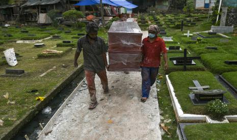 Pekerja menyelesaikan pembuatan peti mati di Yayasan Sahabat Duka, di TPU Pondok Kelapa, Jakarta, Senin (28/6/2021). Pekerja mengatakan permintaan peti mati meningkat sebulan terakhir dengan produksi 20 hingga 30 peti per-hari untuk memenuhi permintaan rumah sakit rujukan COVID-19 di DKI Jakarta. 