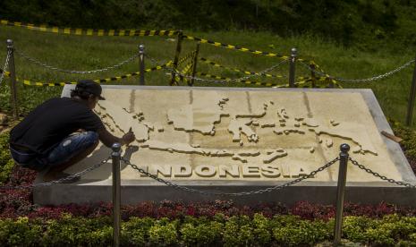 Memabayangkan mudik dari IKN Nusantara menuju Jawa. Foto ilustrasi pekerja menyelesaikan pembuatan prasasti bergambar peta Indonesia di titik nol kilometer Ibu Kota Negara (IKN) Nusantara di Kecamatan Sepaku, Kabupaten Penajam Paser Utara, Kalimantan Timur, Selasa (19/4/2022). Prasasti tersebut dibangun di atas tanah dan air dari 34 provinsi di Indonesia yang telah disatukan. 