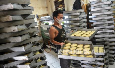 Pekerja menyelesaikan pembuatan roti hangat di salah satu industri rumahan di kawasan Petamburan, Jakarta, Rabu (7/7/2021). Otoritas Jasa Keuangan (OJK) mencatat realisasi Kredit Usaha Rakyat (KUR) hingga 5 Juli 2021 telah mencapai Rp128,46 triliun atau sebanyak 50,77 persen dari total target Rp253 triliun sesuai dengan relaksasi kebijakan OJK untuk mengantisipasi tekanan terhadap usaha mikro kecil menengah (UMKM). 