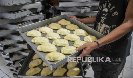 Pekerja menyelesaikan pembuatan roti hangat di salah satu industri rumahan di kawasan Petamburan, Jakarta, Rabu (7/7). BRI berkomitmen menjadi pemimpin pasar untuk segmen mikro.