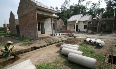 Pekerja menyelesaikan pembuatan rumah subsidi pemerintah program Sejuta Rumah Murah 